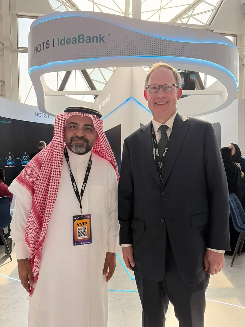 لقاء في جناح هوتز بمؤتمر ليب